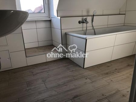 schöne DG Wohnung | Parkettboden | Handtuchheizkörper | Bad mit Fenster | ruhige Lage | - Photo 4