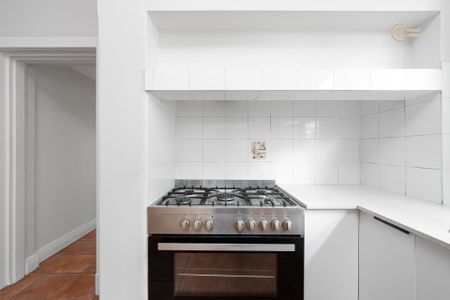 Location Location Location &commat; &dollar;760 Per Week - Photo 2