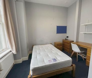 3 bedroom flat to rent - Photo 3