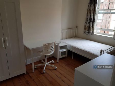 3 bedroom flat to rent - Photo 3