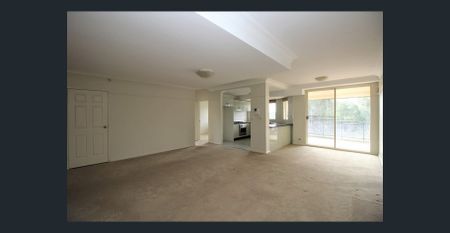 SPACIOUS, LIGHT-FILLED APARTMENT IN THE HEART OF CASTLE HILL - Photo 2