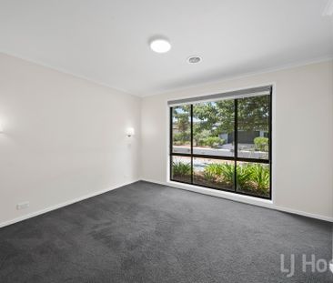 Stylish 4 Bedroom Jerrabomberra House - Photo 1