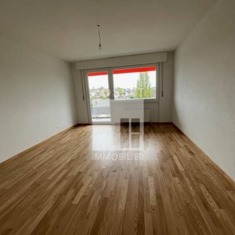 Appartement entièrement rénové de 3.5 pièces au 5ème étage, avec balcon. - Photo 1