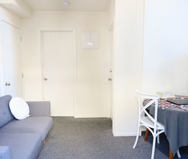 Modern 2 Bedroom Apartment Available for 2026 - Photo 4