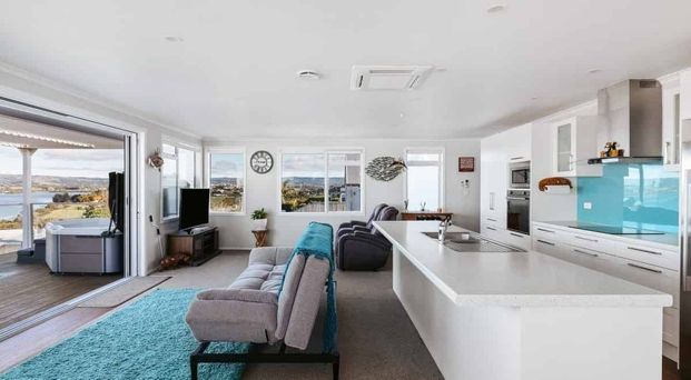 Spacious 4-Bedroom Home With Harbour Views - Photo 1