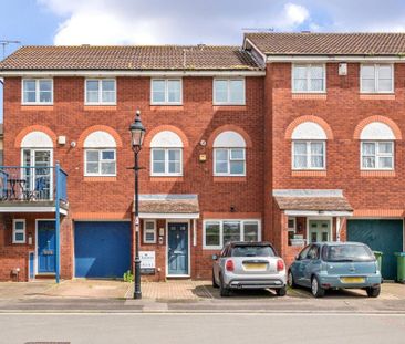 3 Bedroom House - Captains Place, Terminus Terrace - Photo 3