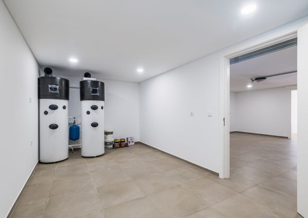 Moradia T6 de arquitetura moderna inserida no Golfe de Oeiras