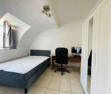 Zeer ruime GEMEUBELDE studio met slaaphoek, vlakbij St-Pietersplein... - Photo 1