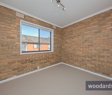“Stylishly Updated Top-Floor Apartment in the Heart of Kew” - Photo 5