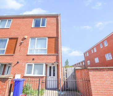 4 bedroom end of terrace house to rent - Photo 5