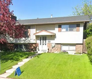 2 bed 1 bath with double garage and patio/deck. | 960 Bracewood Rise Southwest, Calgary - Photo 1