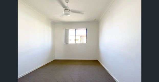 Beautiful Quiet 3-bed Townhouse with AC in Master Bed - Photo 1