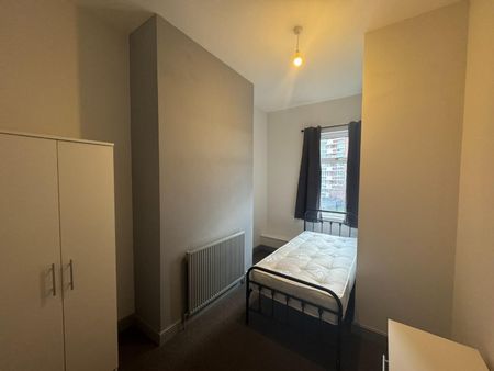 4 bedroom House To Let - Photo 4