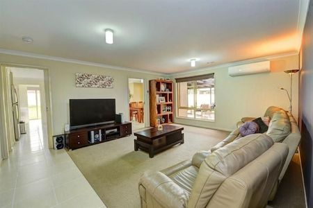 SPACIOUS THREE BEDROOM HOME WITH DECK FOR ENTERTAINING - Photo 4