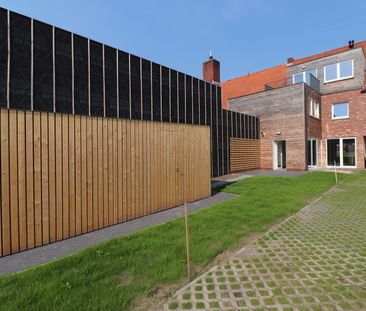 Gerenoveerd duplex-appartement met 3 slaapkamers, terras met tuin, 2 autostaanplaatsen en fietsenberging. - Photo 1