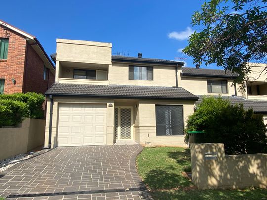 Renovated 4 Bedroom Townhouse&excl; - Photo 1