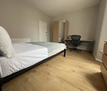 4 bedroom end of terrace house to rent - Photo 3