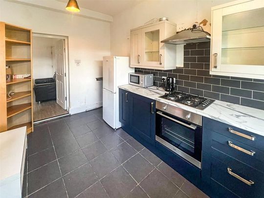 4 bedroom end of terrace house to rent - Photo 1