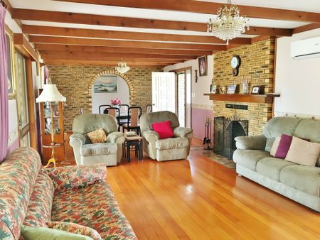 4 bedroom home with Rural outlook in town - Photo 2