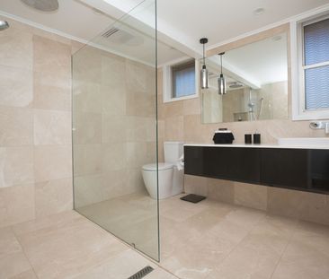 TASTEFULLY RENOVATED 3x1 - Spacious + Pool - Photo 5