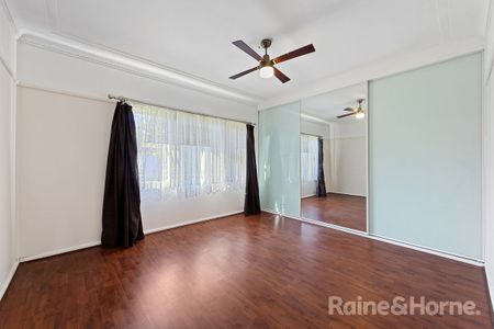 SPACIOUS PROPERTY CLOSE TO STATION - Photo 2