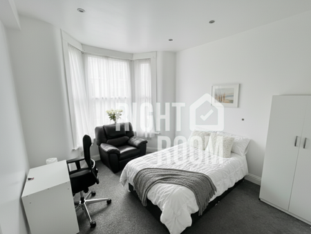 Room 1, Grosvenor Road, Forest Gate, London E7 - Photo 4