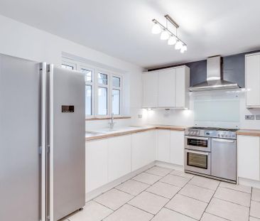 4 bedroom detached house to rent - Photo 2