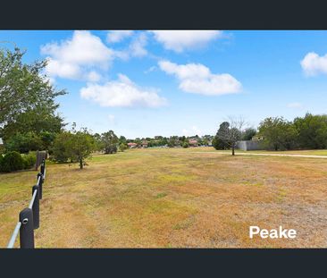 12 Normanton Place, Berwick, Vic 3806 - Photo 2