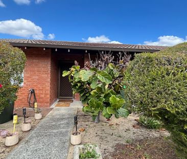 "Freshly Updated Villa with New Floors, Blinds & Air Con Comfort" - Photo 2