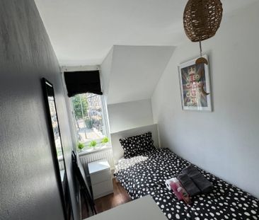 COZY SINGLE ROOM WITH PRIVATE SHOWER ROOM CLOSE TO CLAPHAM JUNCTION! - Photo 3