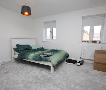 4 bedroom end of terrace house to rent - Photo 2