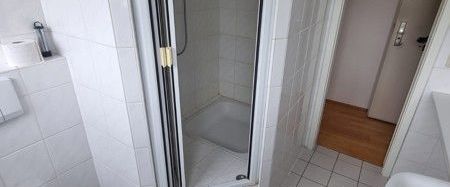 Ratingen: Tolle Dachgeschosswohnung mit großem Wohnraum und Parkettboden - Photo 1