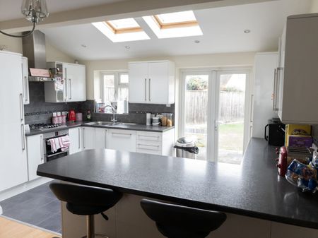 3 Bedroom Semi Detached House for Rent in Hedgerley - Photo 4