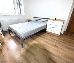 3 bedroom Flat in The Poplars (3 Bed), Leeds - Photo 6