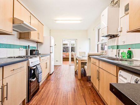 ELM GROVE - PROFESSIONAL LET Room 6 - Photo 5