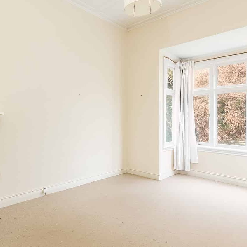 Charming 3-Bedroom Bungalow in Sought-After Western Springs - Photo 1