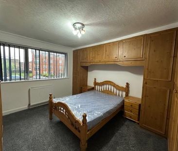 4 bedroom semi-detached house to rent - Photo 5