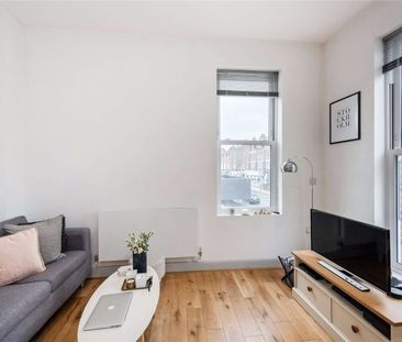 A stylish and spacious one double bedroom apartment with open plan kitchen/reception room - Photo 1