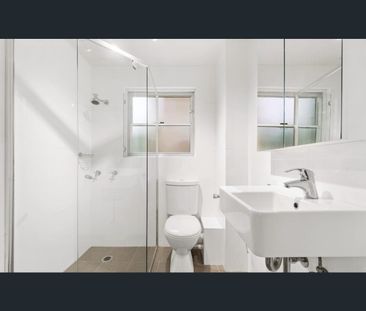 CONTEMPORARY MOSMAN RETREAT WITH WATER VIEWS - Photo 4