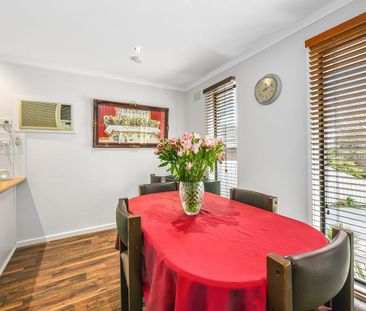 SPACIOUS 3 BEDROOM HOME WITH LOW GARDEN MAINTENANCE! - Photo 3