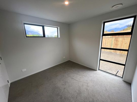 Stylish, brand new Hanley's home - Photo 1