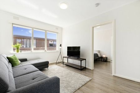 Prime Apartment Living in Vibrant St Kilda East! - Photo 3