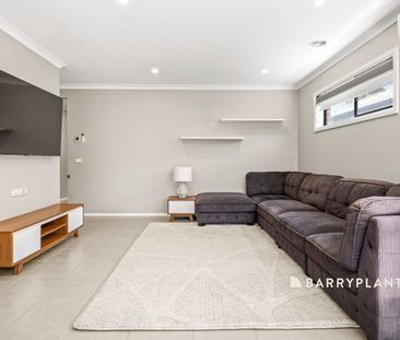 Stylish Family Living with Theatre & Entertainer's Backyard - Photo 6