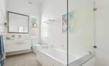 Elegant Top-floor Apartment in a Grand Sandstone Residence - Photo 2