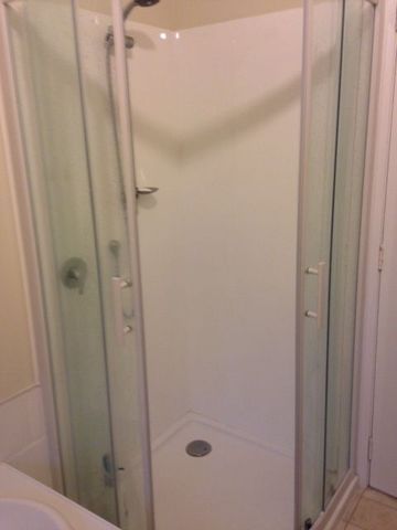 Sunny Karori 3-bedroom house with a garage - Photo 5