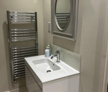 DOUBLE BEDROOM WITH USE OF LARGE BATHROOM IN QUIET AND CONVENIENT L... - Photo 5