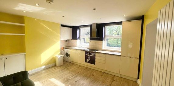 2 Bed Flat, Lewisham Way, SE14 - Photo 2