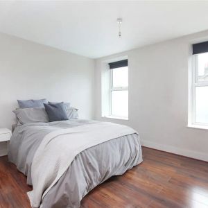 2 bedroom flat in Battersea - Photo 3