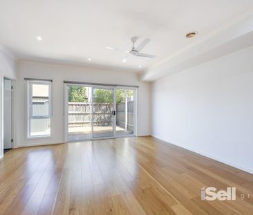 Stylish and well-appointed townhouse living in central location! - Photo 3