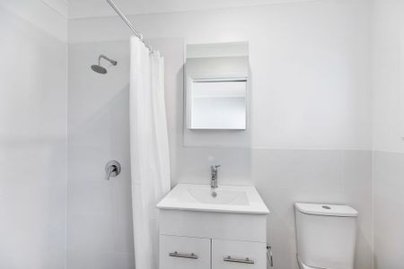 Stylishly Renovated Studio in Prime Coastal Location - Photo 3